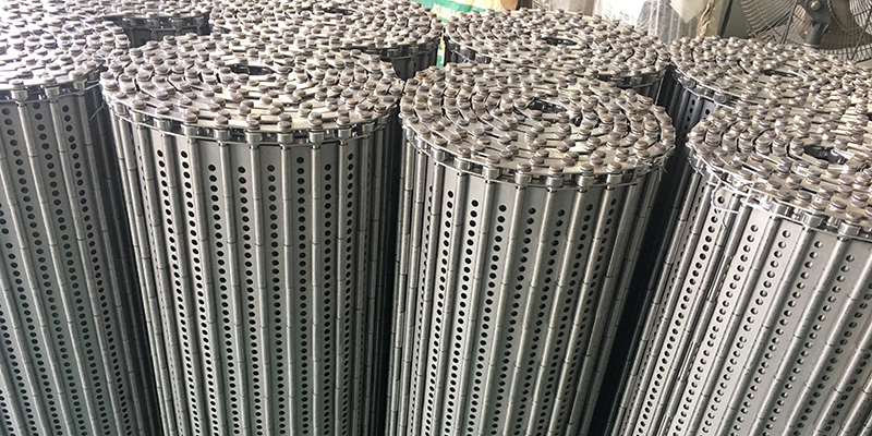 淺談金泰鏈板輸送機在物流傳輸中的重要作用