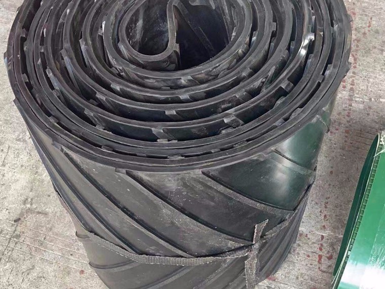 黑色淤泥輸送帶 凸人字污泥輸送帶生產(chǎn)廠(chǎng)家--金泰輸送